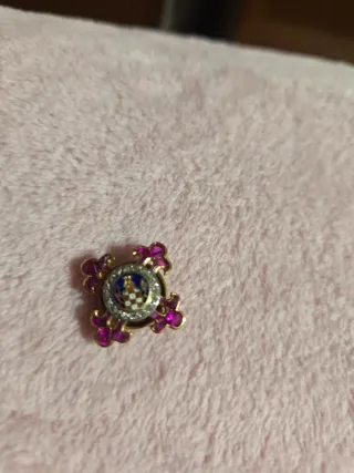 Insignia con piedras y esmalte