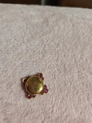 Insignia con piedras y esmalte