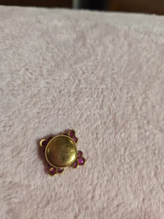 Insignia con piedras y esmalte