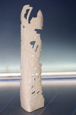 Pareja de figuras talladas en hueso, Malasia.