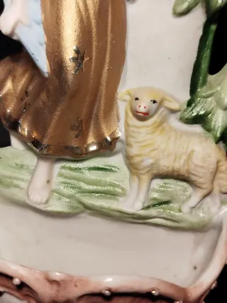 Antica acquasantiera angelo e agnello