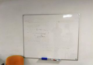 Pizarra blanca con rotuladores