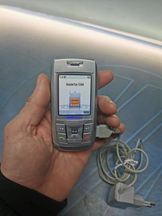 Teléfono, movil,  SAMSUNG SGH-E250 color plata- orange