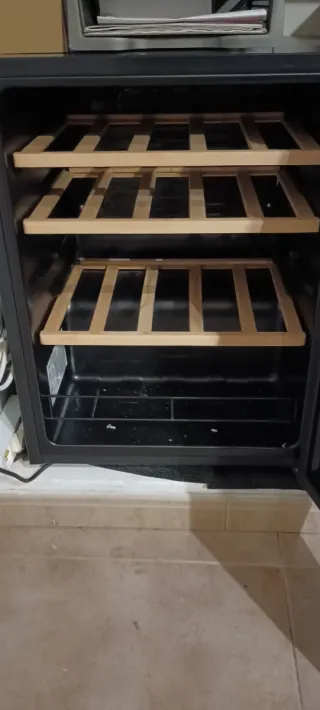 Vinoteca pequeña Midea