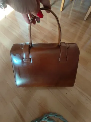 Bolso de mano de cuero marrón