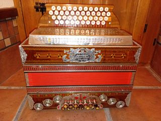 Fisarmonica a 4 file di pulsanti e bassi Helikon