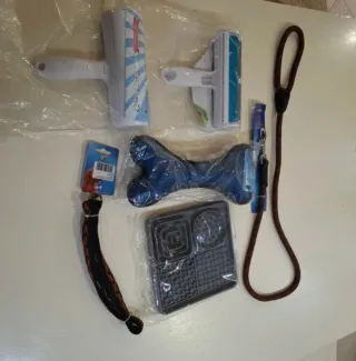 Articoli per cani: guinzaglio, gioco, spazzola