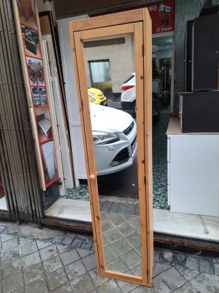 Armario estrecho con puerta de espejo