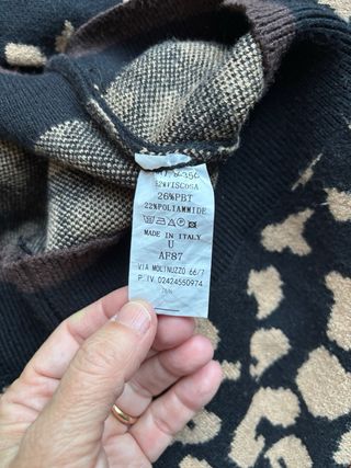 Maglione crop maculato beige e nero