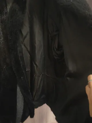 Abrigo de piel negro y gris