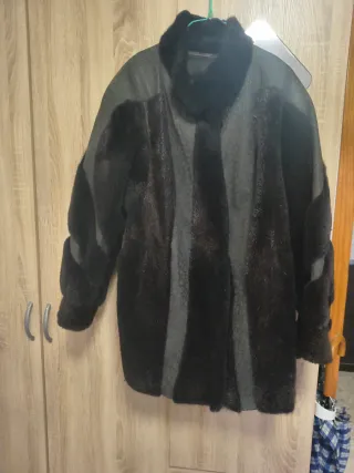 Abrigo de piel negro y gris