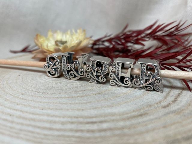 Charms Letras Brillantes Estilo