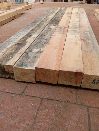 Vigas, listones, puntales. Palos. Postes de madera