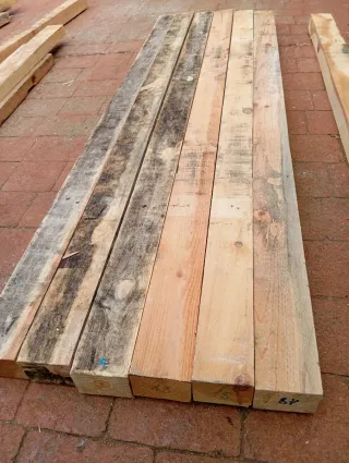 Vigas, listones, puntales. Palos. Postes de madera