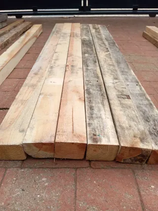 Vigas, listones, puntales. Palos. Postes de madera