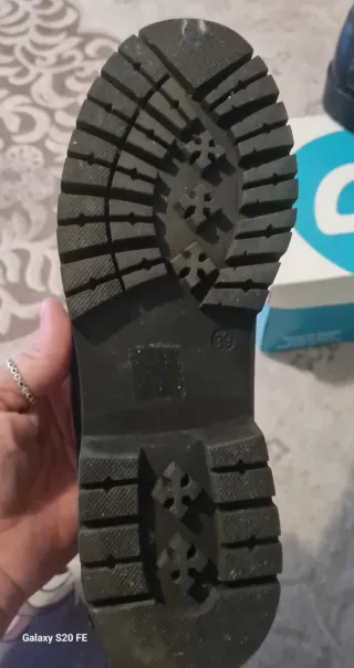 Mocasines negros mujer con hebilla dorada