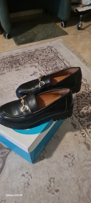 Mocasines negros mujer con hebilla dorada