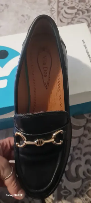 Mocasines negros mujer con hebilla dorada