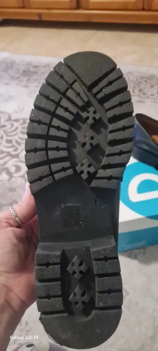 Mocasines negros mujer con hebilla dorada