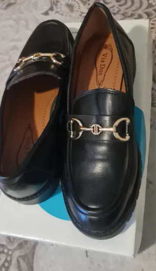 Mocasines negros mujer con hebilla dorada