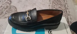 Mocasines negros mujer con hebilla dorada