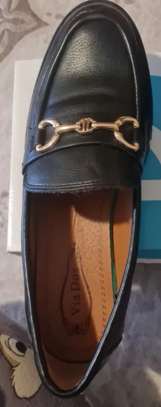 Mocasines negros mujer con hebilla dorada