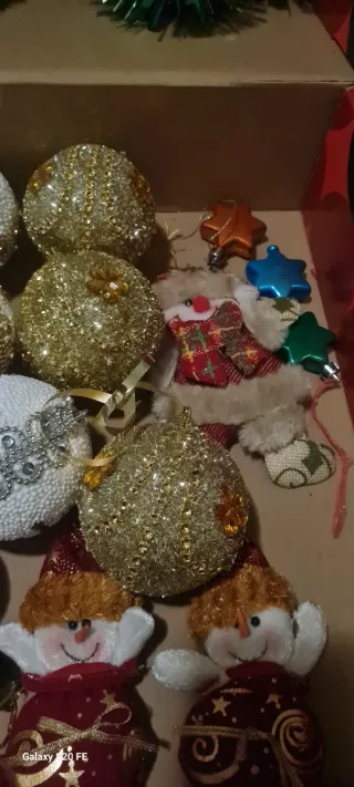 Adornos Navideños: Bolas y Guirnaldas