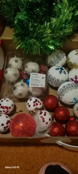 Adornos Navideños: Bolas y Guirnaldas