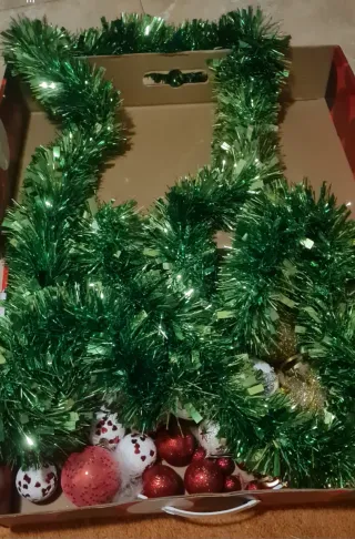 Adornos Navideños: Bolas y Guirnaldas