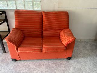 Sofá naranja a rayas