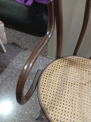 Silla antigua de madera y rejilla