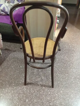 Silla antigua de madera y rejilla