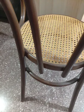 Silla antigua de madera y rejilla