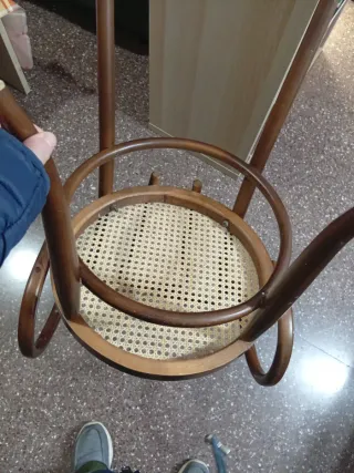 Silla antigua de madera y rejilla
