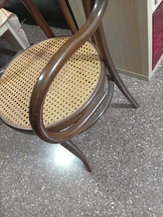 Silla antigua de madera y rejilla