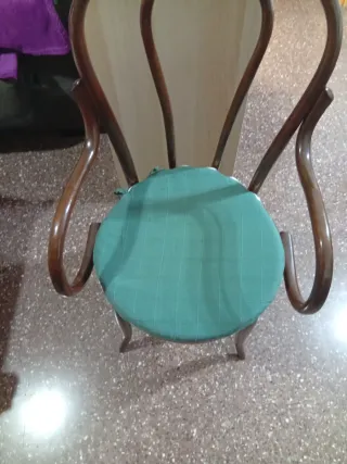 Silla antigua de madera y rejilla