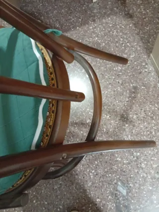 Silla antigua de madera y rejilla