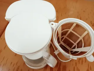 Cafetera Blanca con Jarra de Cristal