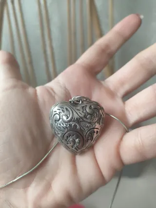 Colgante Corazón Plateado con Diseño