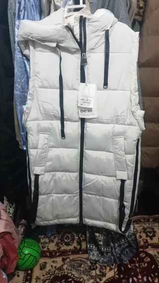 Chaleco acolchado blanco con capucha talla s