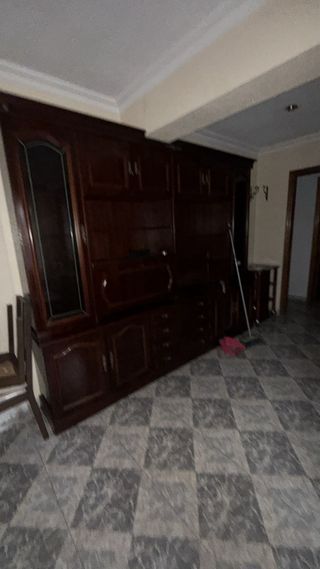 Mueble bar salón madera y cristal y otros muebles