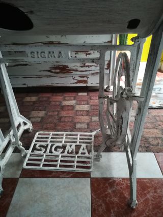 Mesa de máquina de coser antigua