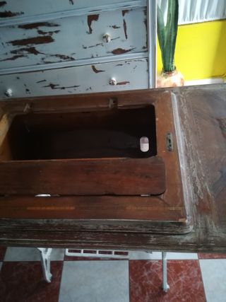 Mesa de máquina de coser antigua