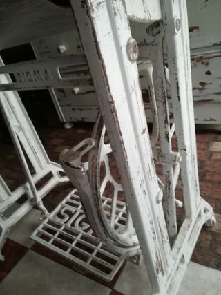 Mesa de máquina de coser antigua