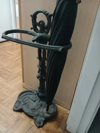 Paragüero antiguo de hierro fundido