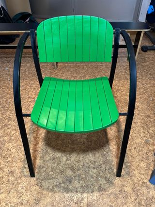 Silla verde metálica y de madera