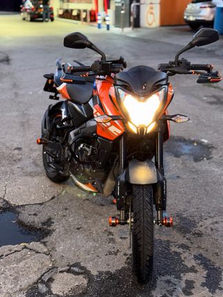 Moto Naranja y Negra