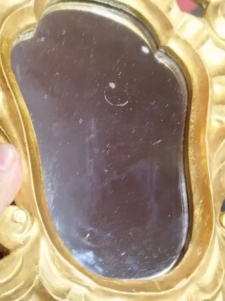 Espejo antiguo dorado con marco tallado