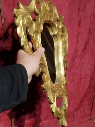 Espejo antiguo dorado con marco tallado