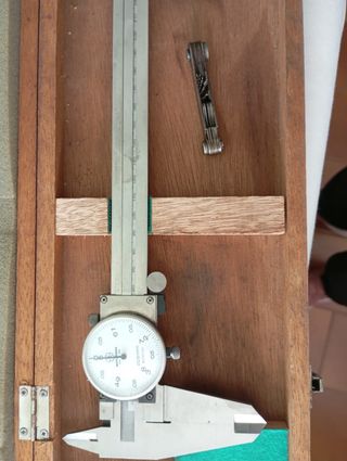 Calibre con reloj analógico